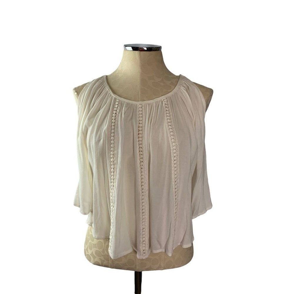 Medium Sun & Shadow Women's Cold Shoulder Crop Blouse Off White